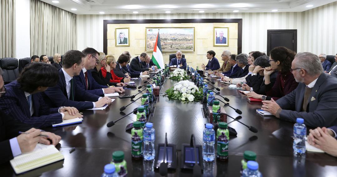 رئيس الوزراء محمد اشتية خلال لقائه سفراء وممثلي وقناصل الدول الأوروبية